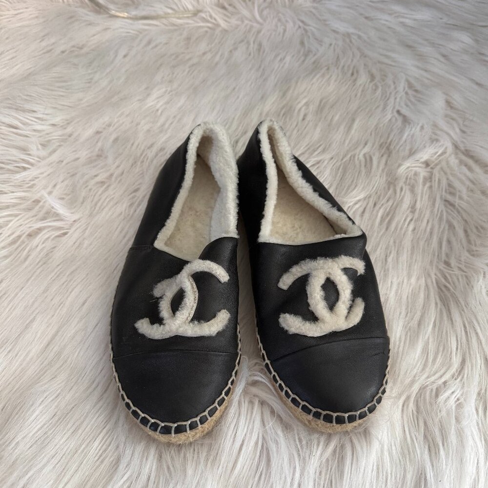 Chanel slippers with tread